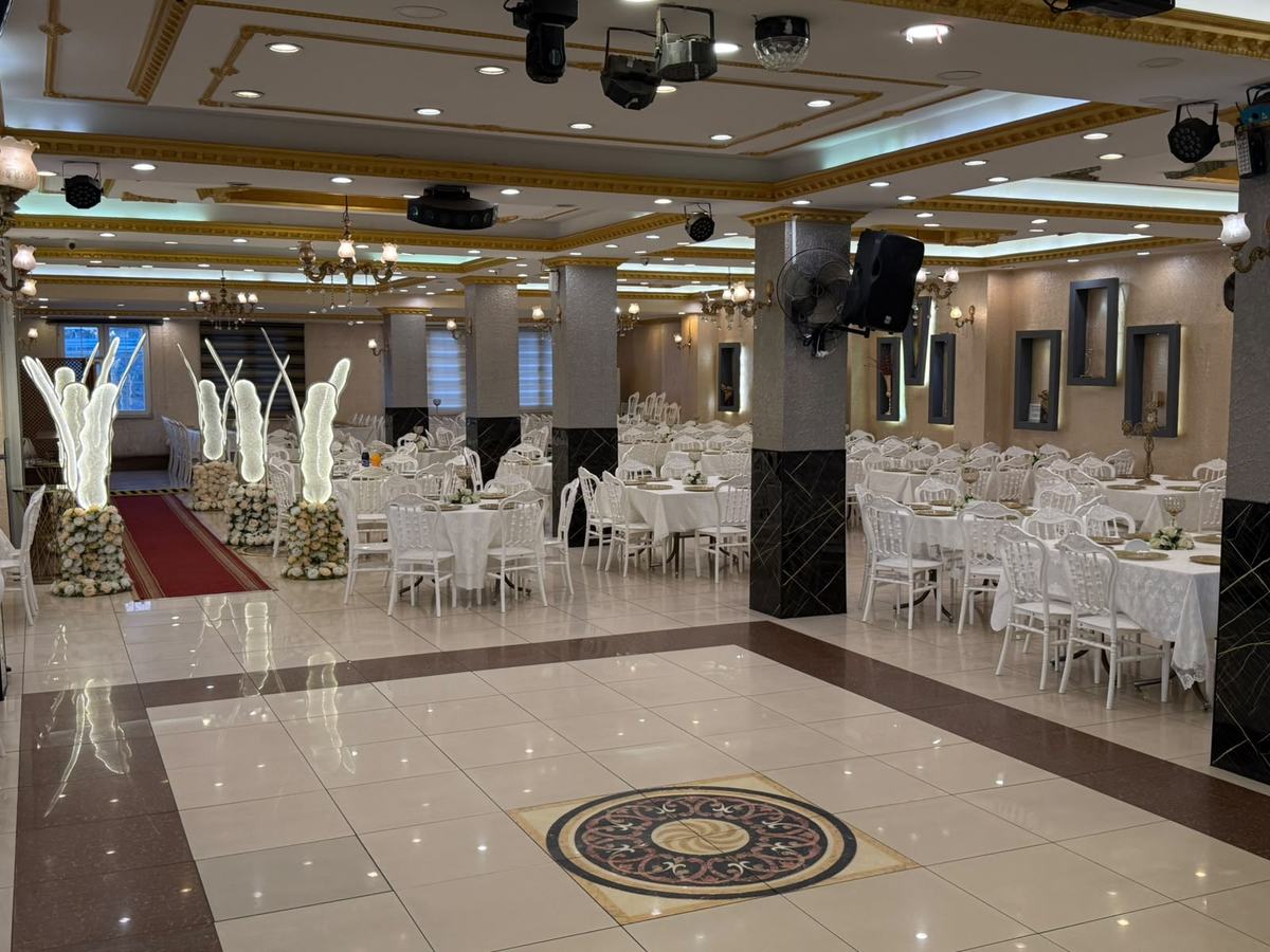 Beyzade salon içi, ışıklı kanat dekoru ve kırmızı halı
