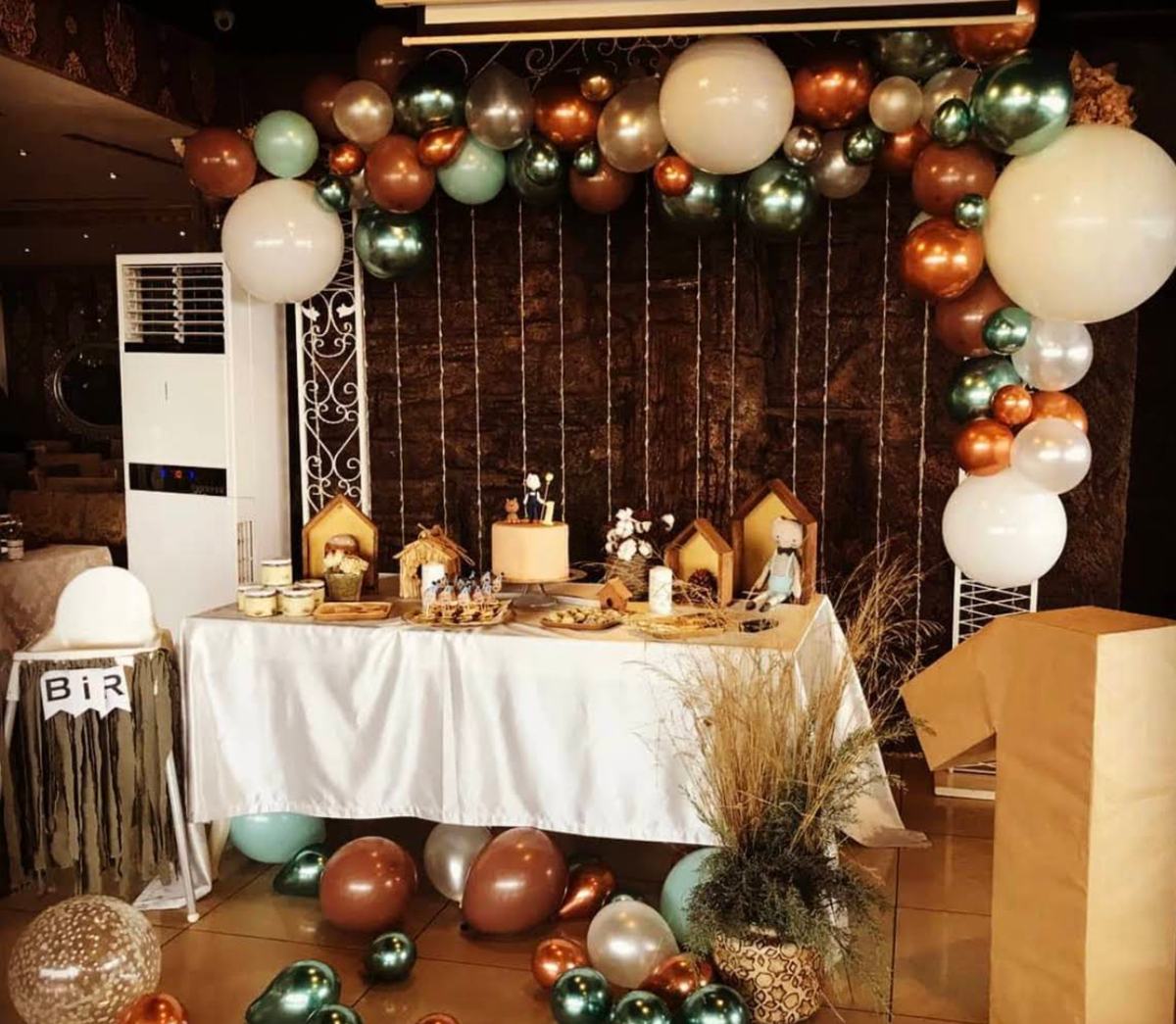 Beyzade tatlı ve pasta masası, balon dekoru