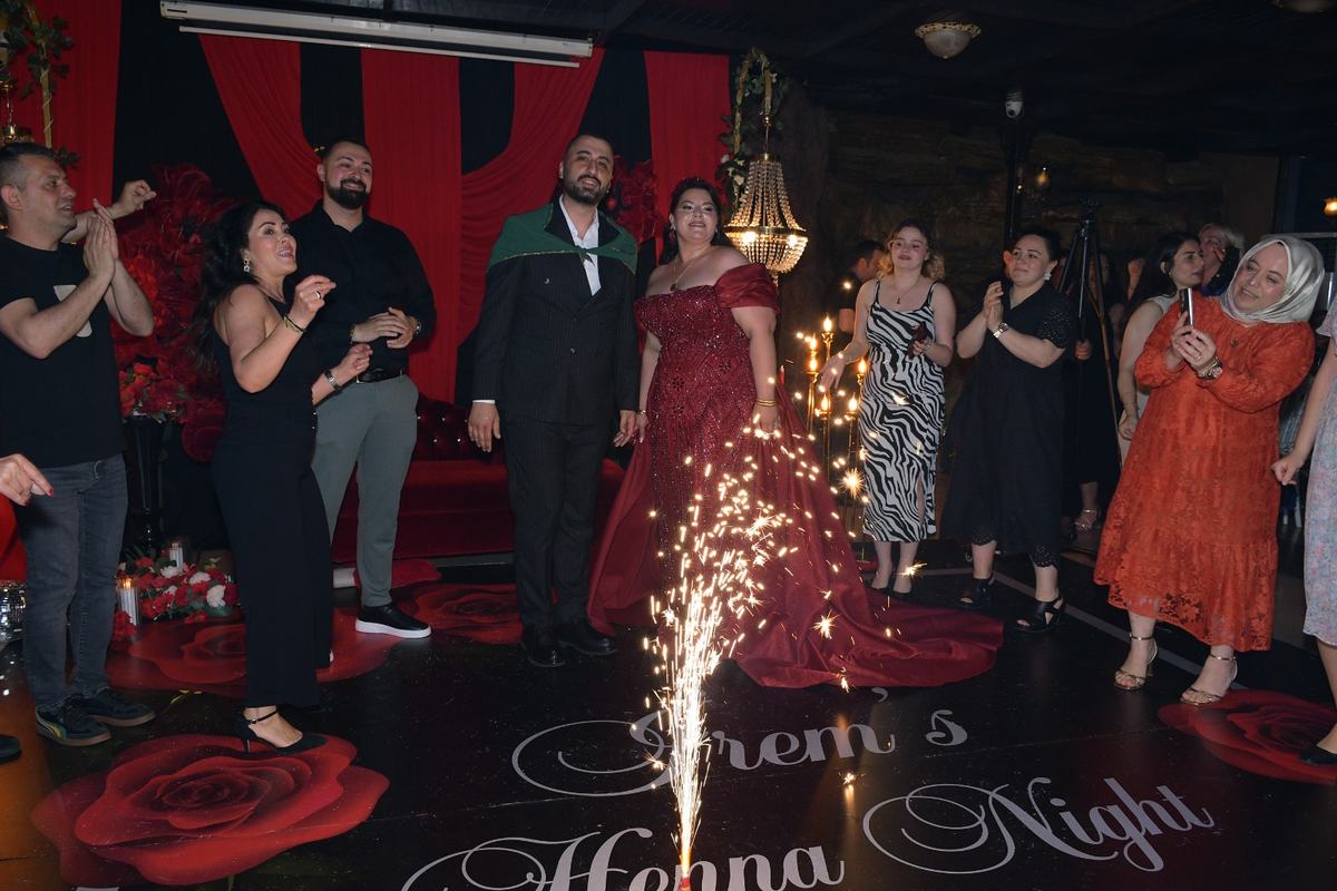 Beyzade'de kına gecesi, konfeti ve grup kutlaması