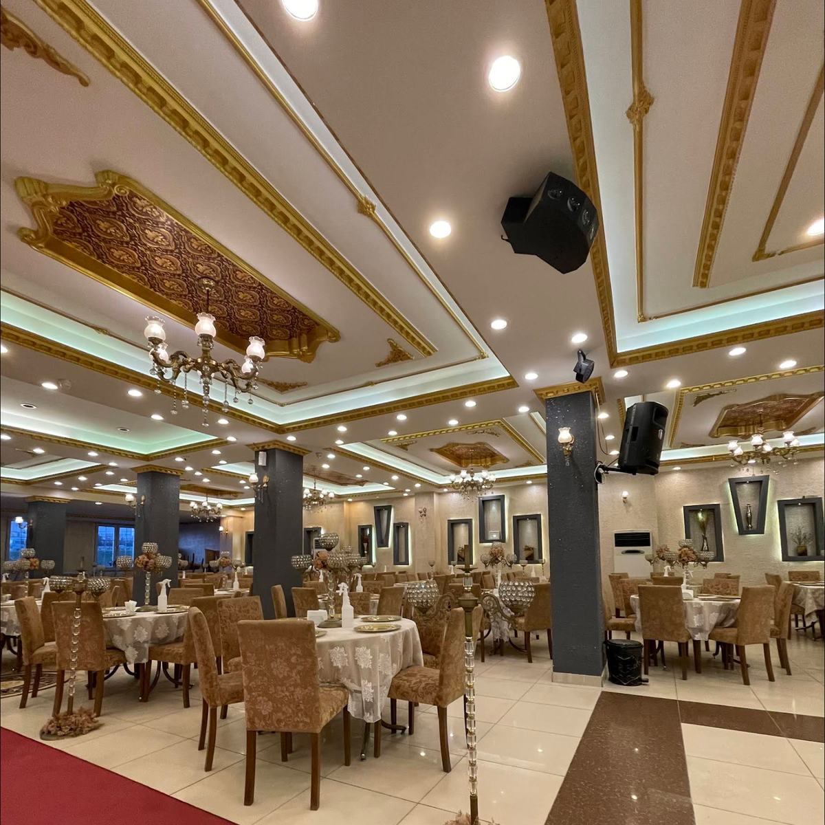 Salon İnci — altın yaldızlı tavan süslemesi ve avizeler
