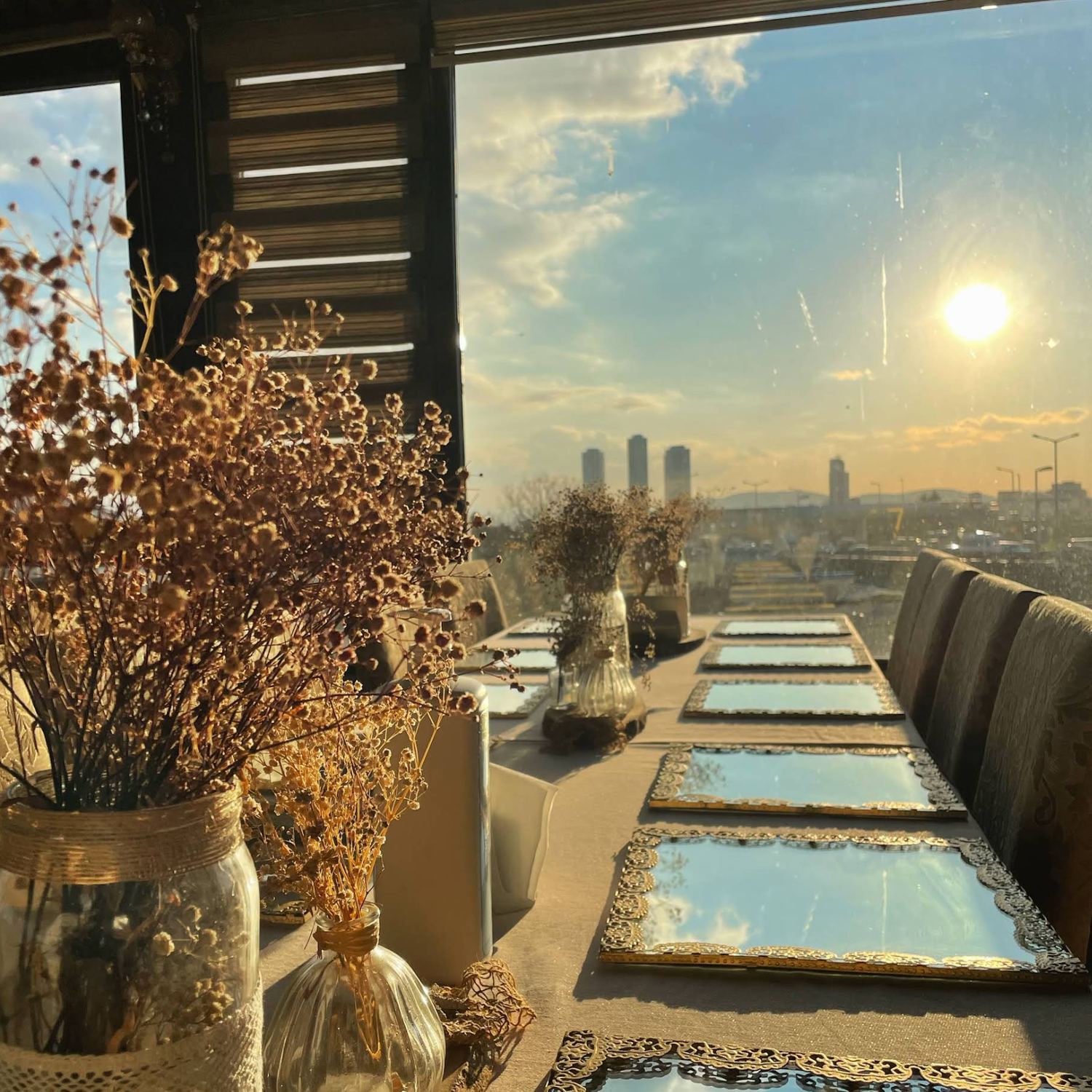 Beyzade Düğün Salonu — gün batımında İstanbul manzaralı teras masa kurulumu
