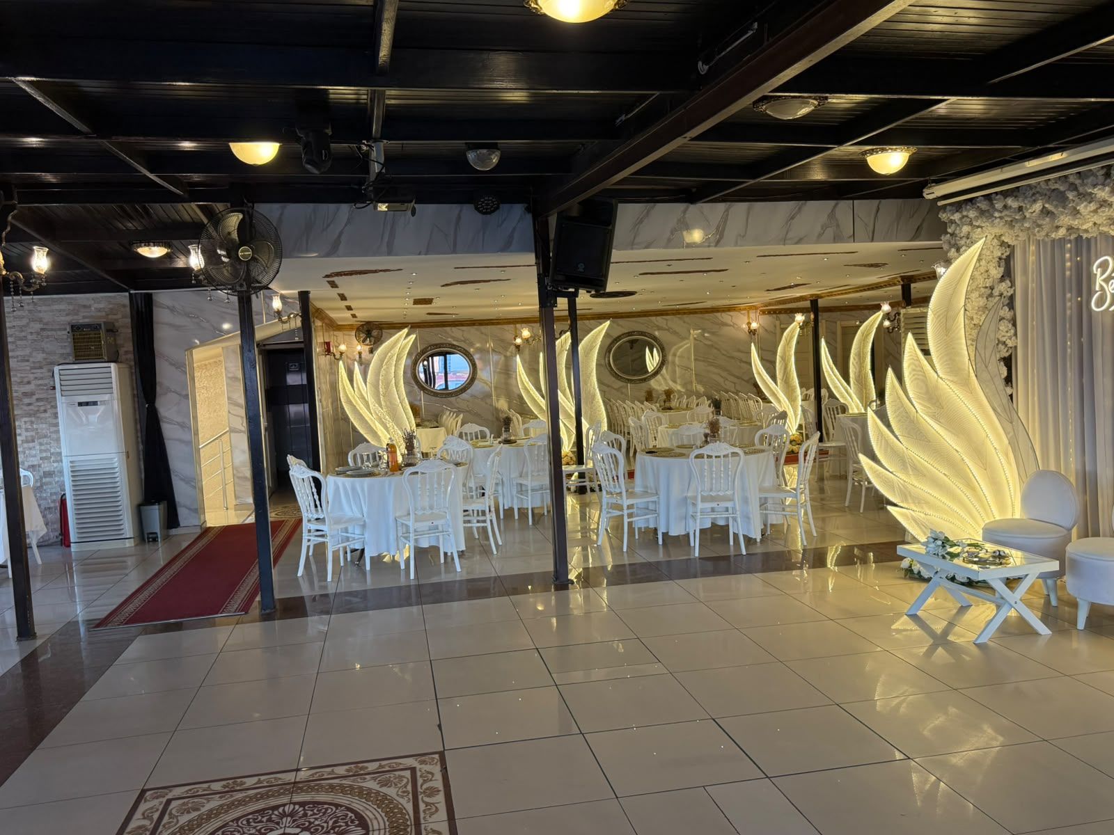 Salon Safir — en üst katta deniz manzaralı salon, koyu ahşap tavan ve ışıklı kanat dekoru