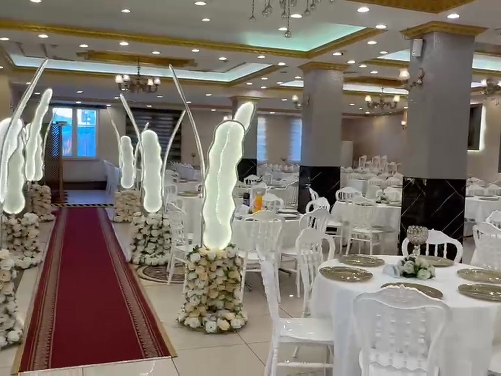 Salon İnci — altın yaldızlı tavan süslemeli geniş salon, avizeler ve ferah dans pisti